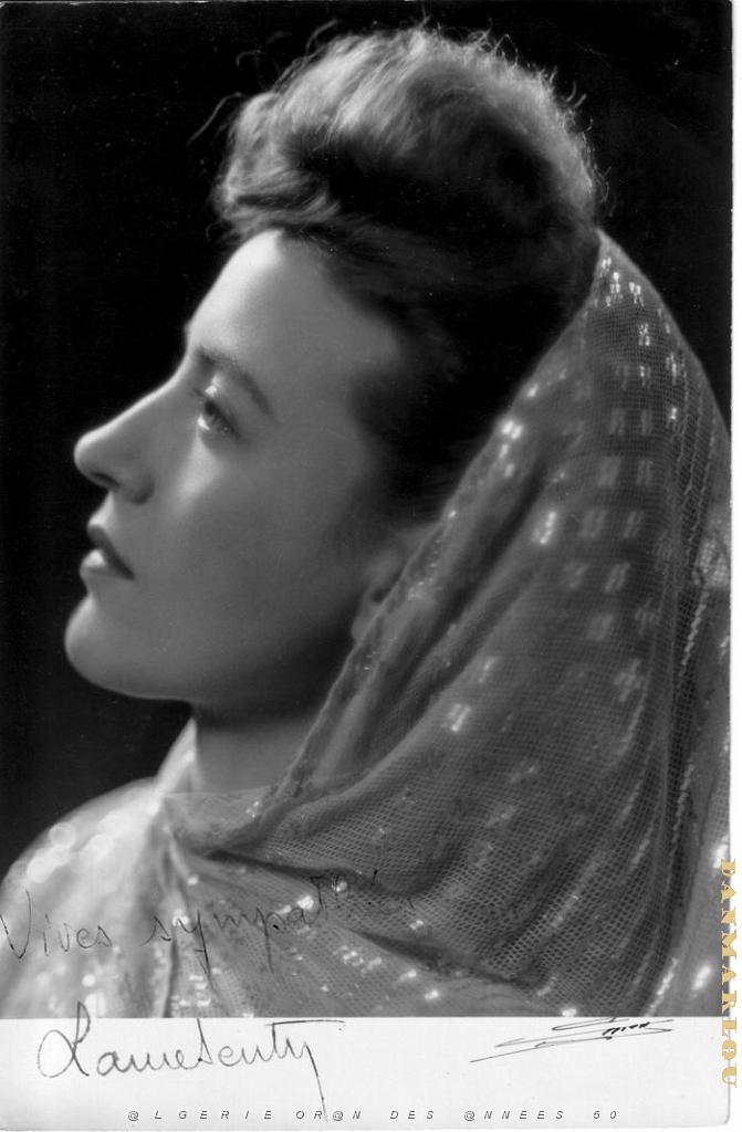 10 LAURE SENTY DE LA TROUPE THEATRALE DE RADIO ALGER 1952.JPG